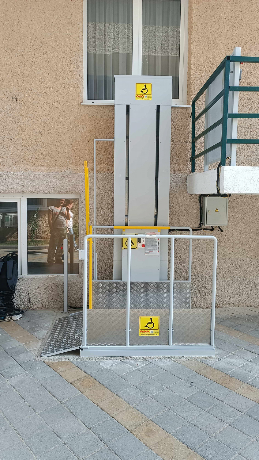 В Анапе, по адресу Пионерский проспект, 100, успешно завершен монтаж подъемной платформы ВПМ-01